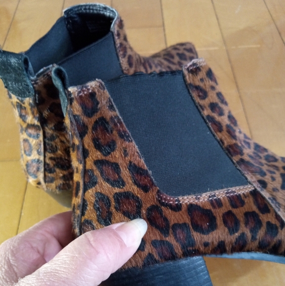 Kenneth Cole Russie Horse hair ankle booties in cheetah print women's size 7 - Picture 8 of 16